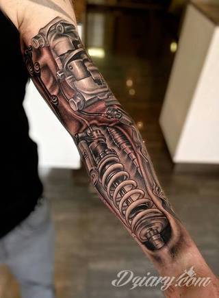 Tatuaże biomechaniczne tworzące swoisty przekrój człowieka. Rozbudzają wyobraźnię pokazując, że pod skórą kryją się nie tylko narządy, ale części mechaniczne. Tatuaże w takiej formie nawiązują trójwymiarem do wizji humanoida - ludzkiego robota. 