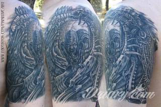 Tatuaże biomechaniczne tworzące swoisty przekrój człowieka. Rozbudzają wyobraźnię pokazując, że pod skórą kryją się nie tylko narządy, ale części mechaniczne. Tatuaże w takiej formie nawiązują trójwymiarem do wizji humanoida - ludzkiego robota. 