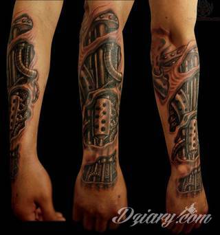 Tatuaże biomechaniczne tworzące swoisty przekrój człowieka. Rozbudzają wyobraźnię pokazując, że pod skórą kryją się nie tylko narządy, ale części mechaniczne. Tatuaże w takiej formie nawiązują trójwymiarem do wizji humanoida - ludzkiego robota. 