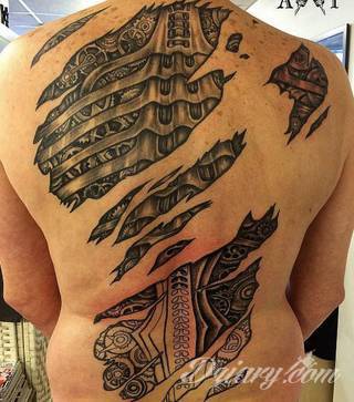 Tatuaże biomechaniczne tworzące swoisty przekrój człowieka. Rozbudzają wyobraźnię pokazując, że pod skórą kryją się nie tylko narządy, ale części mechaniczne. Tatuaże w takiej formie nawiązują trójwymiarem do wizji humanoida - ludzkiego robota. 