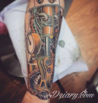 Tatuaże biomechaniczne tworzące swoisty przekrój człowieka. Rozbudzają wyobraźnię pokazując, że pod skórą kryją się nie tylko narządy, ale części mechaniczne. Tatuaże w takiej formie nawiązują trójwymiarem do wizji humanoida - ludzkiego robota. 