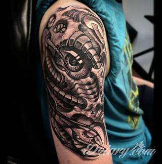 Tatuaże biomechaniczne tworzące swoisty przekrój człowieka. Rozbudzają wyobraźnię pokazując, że pod skórą kryją się nie tylko narządy, ale części mechaniczne. Tatuaże w takiej formie nawiązują trójwymiarem do wizji humanoida - ludzkiego robota. 