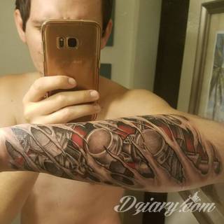 Tatuaże biomechaniczne tworzące swoisty przekrój człowieka. Rozbudzają wyobraźnię pokazując, że pod skórą kryją się nie tylko narządy, ale części mechaniczne. Tatuaże w takiej formie nawiązują trójwymiarem do wizji humanoida - ludzkiego robota. 