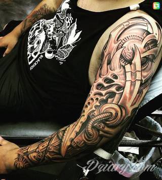 Tatuaże biomechaniczne tworzące swoisty przekrój człowieka. Rozbudzają wyobraźnię pokazując, że pod skórą kryją się nie tylko narządy, ale części mechaniczne. Tatuaże w takiej formie nawiązują trójwymiarem do wizji humanoida - ludzkiego robota. 