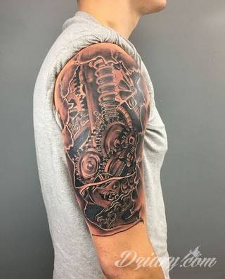 Tatuaże biomechaniczne tworzące swoisty przekrój człowieka. Rozbudzają wyobraźnię pokazując, że pod skórą kryją się nie tylko narządy, ale części mechaniczne. Tatuaże w takiej formie nawiązują trójwymiarem do wizji humanoida - ludzkiego robota. 