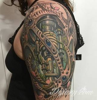 Tatuaże biomechaniczne tworzące swoisty przekrój człowieka. Rozbudzają wyobraźnię pokazując, że pod skórą kryją się nie tylko narządy, ale części mechaniczne. Tatuaże w takiej formie nawiązują trójwymiarem do wizji humanoida - ludzkiego robota. 