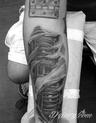 Tatuaże biomechaniczne tworzące swoisty przekrój człowieka. Rozbudzają wyobraźnię pokazując, że pod skórą kryją się nie tylko narządy, ale części mechaniczne. Tatuaże w takiej formie nawiązują trójwymiarem do wizji humanoida - ludzkiego robota. 