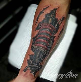 Tatuaże biomechaniczne tworzące swoisty przekrój człowieka. Rozbudzają wyobraźnię pokazując, że pod skórą kryją się nie tylko narządy, ale części mechaniczne. Tatuaże w takiej formie nawiązują trójwymiarem do wizji humanoida - ludzkiego robota. 