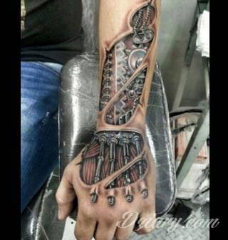 Tatuaże biomechaniczne tworzące swoisty przekrój człowieka. Rozbudzają wyobraźnię pokazując, że pod skórą kryją się nie tylko narządy, ale części mechaniczne. Tatuaże w takiej formie nawiązują trójwymiarem do wizji humanoida - ludzkiego robota. 