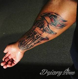 Tatuaże biomechaniczne tworzące swoisty przekrój człowieka. Rozbudzają wyobraźnię pokazując, że pod skórą kryją się nie tylko narządy, ale części mechaniczne. Tatuaże w takiej formie nawiązują trójwymiarem do wizji humanoida - ludzkiego robota. 