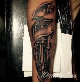 Tatuaże biomechaniczne tworzące swoisty przekrój człowieka. Rozbudzają wyobraźnię pokazując, że pod skórą kryją się nie tylko narządy, ale części mechaniczne. Tatuaże w takiej formie nawiązują trójwymiarem do wizji humanoida - ludzkiego robota. 