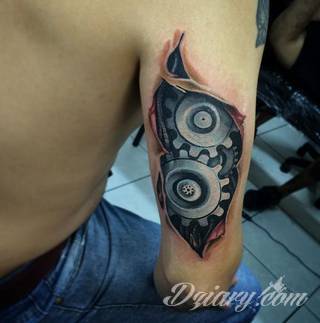 Tatuaże biomechaniczne tworzące swoisty przekrój człowieka. Rozbudzają wyobraźnię pokazując, że pod skórą kryją się nie tylko narządy, ale części mechaniczne. Tatuaże w takiej formie nawiązują trójwymiarem do wizji humanoida - ludzkiego robota. 