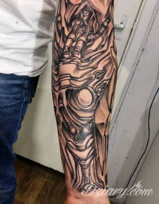 Tatuaże biomechaniczne tworzące swoisty przekrój człowieka. Rozbudzają wyobraźnię pokazując, że pod skórą kryją się nie tylko narządy, ale części mechaniczne. Tatuaże w takiej formie nawiązują trójwymiarem do wizji humanoida - ludzkiego robota. 