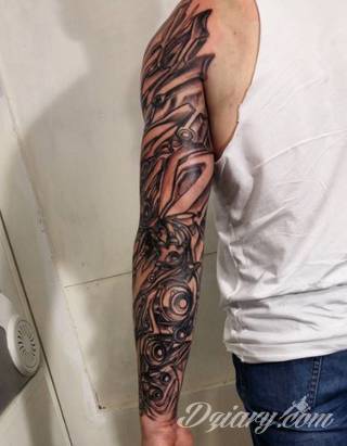 Tatuaże biomechaniczne tworzące swoisty przekrój człowieka. Rozbudzają wyobraźnię pokazując, że pod skórą kryją się nie tylko narządy, ale części mechaniczne. Tatuaże w takiej formie nawiązują trójwymiarem do wizji humanoida - ludzkiego robota. 