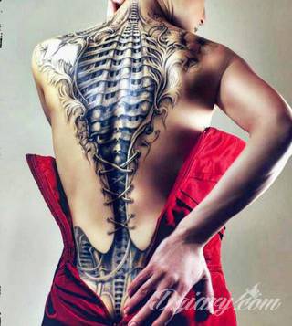 Tatuaże biomechaniczne tworzące swoisty przekrój człowieka. Rozbudzają wyobraźnię pokazując, że pod skórą kryją się nie tylko narządy, ale części mechaniczne. Tatuaże w takiej formie nawiązują trójwymiarem do wizji humanoida - ludzkiego robota. 