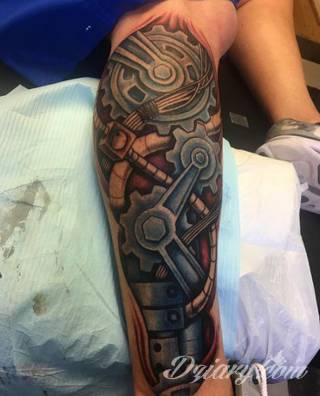 Tatuaże biomechaniczne tworzące swoisty przekrój człowieka. Rozbudzają wyobraźnię pokazując, że pod skórą kryją się nie tylko narządy, ale części mechaniczne. Tatuaże w takiej formie nawiązują trójwymiarem do wizji humanoida - ludzkiego robota. 