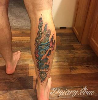 Tatuaże biomechaniczne tworzące swoisty przekrój człowieka. Rozbudzają wyobraźnię pokazując, że pod skórą kryją się nie tylko narządy, ale części mechaniczne. Tatuaże w takiej formie nawiązują trójwymiarem do wizji humanoida - ludzkiego robota. 