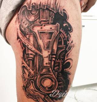 Tatuaże biomechaniczne tworzące swoisty przekrój człowieka. Rozbudzają wyobraźnię pokazując, że pod skórą kryją się nie tylko narządy, ale części mechaniczne. Tatuaże w takiej formie nawiązują trójwymiarem do wizji humanoida - ludzkiego robota. 