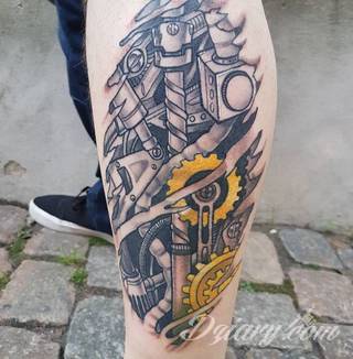 Tatuaże biomechaniczne tworzące swoisty przekrój człowieka. Rozbudzają wyobraźnię pokazując, że pod skórą kryją się nie tylko narządy, ale części mechaniczne. Tatuaże w takiej formie nawiązują trójwymiarem do wizji humanoida - ludzkiego robota. 