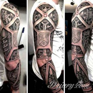 Tatuaże biomechaniczne tworzące swoisty przekrój człowieka. Rozbudzają wyobraźnię pokazując, że pod skórą kryją się nie tylko narządy, ale części mechaniczne. Tatuaże w takiej formie nawiązują trójwymiarem do wizji humanoida - ludzkiego robota. 