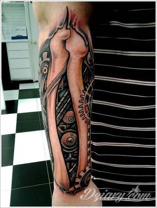 Tatuaże biomechaniczne tworzące swoisty przekrój człowieka. Rozbudzają wyobraźnię pokazując, że pod skórą kryją się nie tylko narządy, ale części mechaniczne. Tatuaże w takiej formie nawiązują trójwymiarem do wizji humanoida - ludzkiego robota. 