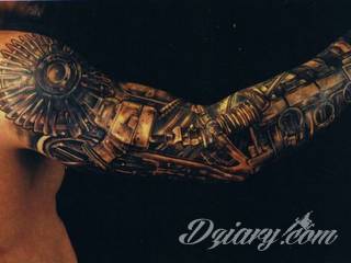 Tatuaże biomechaniczne tworzące swoisty przekrój człowieka. Rozbudzają wyobraźnię pokazując, że pod skórą kryją się nie tylko narządy, ale części mechaniczne. Tatuaże w takiej formie nawiązują trójwymiarem do wizji humanoida - ludzkiego robota. 