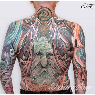 Tatuaże biomechaniczne tworzące swoisty przekrój człowieka. Rozbudzają wyobraźnię pokazując, że pod skórą kryją się nie tylko narządy, ale części mechaniczne. Tatuaże w takiej formie nawiązują trójwymiarem do wizji humanoida - ludzkiego robota. 