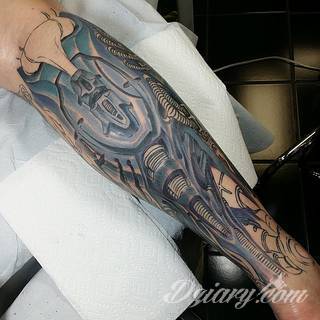 Tatuaże biomechaniczne tworzące swoisty przekrój człowieka. Rozbudzają wyobraźnię pokazując, że pod skórą kryją się nie tylko narządy, ale części mechaniczne. Tatuaże w takiej formie nawiązują trójwymiarem do wizji humanoida - ludzkiego robota. 