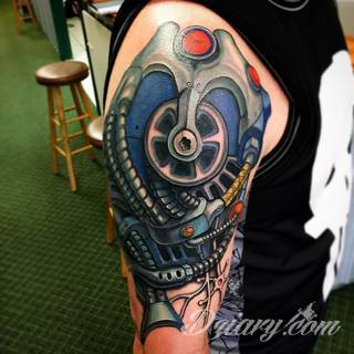 Tatuaże biomechaniczne tworzące swoisty przekrój człowieka. Rozbudzają wyobraźnię pokazując, że pod skórą kryją się nie tylko narządy, ale części mechaniczne. Tatuaże w takiej formie nawiązują trójwymiarem do wizji humanoida - ludzkiego robota. 