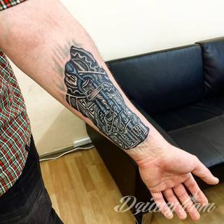 Tatuaże biomechaniczne tworzące swoisty przekrój człowieka. Rozbudzają wyobraźnię pokazując, że pod skórą kryją się nie tylko narządy, ale części mechaniczne. Tatuaże w takiej formie nawiązują trójwymiarem do wizji humanoida - ludzkiego robota. 