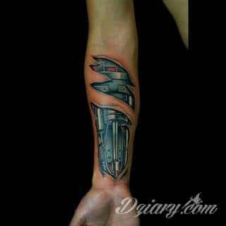 Tatuaże biomechaniczne tworzące swoisty przekrój człowieka. Rozbudzają wyobraźnię pokazując, że pod skórą kryją się nie tylko narządy, ale części mechaniczne. Tatuaże w takiej formie nawiązują trójwymiarem do wizji humanoida - ludzkiego robota. 