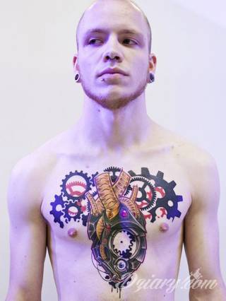 Tatuaże biomechaniczne tworzące swoisty przekrój człowieka. Rozbudzają wyobraźnię pokazując, że pod skórą kryją się nie tylko narządy, ale części mechaniczne. Tatuaże w takiej formie nawiązują trójwymiarem do wizji humanoida - ludzkiego robota. 