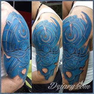 Tatuaże biomechaniczne tworzące swoisty przekrój człowieka. Rozbudzają wyobraźnię pokazując, że pod skórą kryją się nie tylko narządy, ale części mechaniczne. Tatuaże w takiej formie nawiązują trójwymiarem do wizji humanoida - ludzkiego robota. 