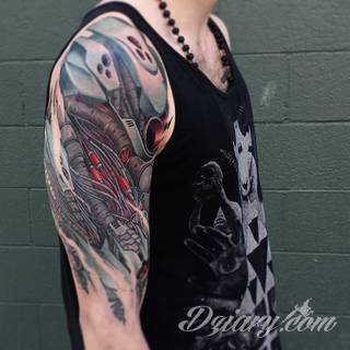 Tatuaże biomechaniczne tworzące swoisty przekrój człowieka. Rozbudzają wyobraźnię pokazując, że pod skórą kryją się nie tylko narządy, ale części mechaniczne. Tatuaże w takiej formie nawiązują trójwymiarem do wizji humanoida - ludzkiego robota. 