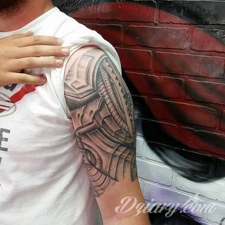 Tatuaże biomechaniczne tworzące swoisty przekrój człowieka. Rozbudzają wyobraźnię pokazując, że pod skórą kryją się nie tylko narządy, ale części mechaniczne. Tatuaże w takiej formie nawiązują trójwymiarem do wizji humanoida - ludzkiego robota. 