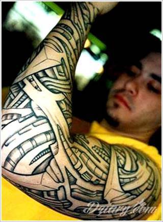 Tatuaże biomechaniczne tworzące swoisty przekrój człowieka. Rozbudzają wyobraźnię pokazując, że pod skórą kryją się nie tylko narządy, ale części mechaniczne. Tatuaże w takiej formie nawiązują trójwymiarem do wizji humanoida - ludzkiego robota. 