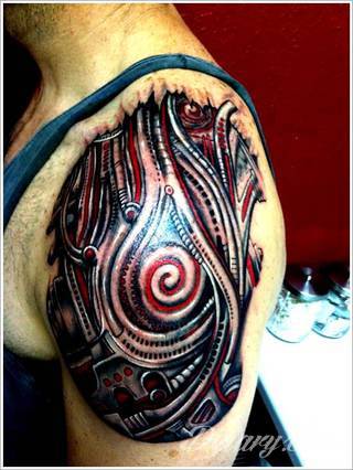 Tatuaże biomechaniczne tworzące swoisty przekrój człowieka. Rozbudzają wyobraźnię pokazując, że pod skórą kryją się nie tylko narządy, ale części mechaniczne. Tatuaże w takiej formie nawiązują trójwymiarem do wizji humanoida - ludzkiego robota. 