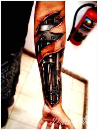 Tatuaże biomechaniczne tworzące swoisty przekrój człowieka. Rozbudzają wyobraźnię pokazując, że pod skórą kryją się nie tylko narządy, ale części mechaniczne. Tatuaże w takiej formie nawiązują trójwymiarem do wizji humanoida - ludzkiego robota. 