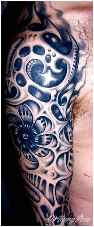 Tatuaże biomechaniczne tworzące swoisty przekrój człowieka. Rozbudzają wyobraźnię pokazując, że pod skórą kryją się nie tylko narządy, ale części mechaniczne. Tatuaże w takiej formie nawiązują trójwymiarem do wizji humanoida - ludzkiego robota. 