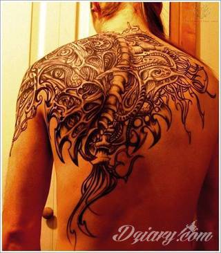 Tatuaże biomechaniczne tworzące swoisty przekrój człowieka. Rozbudzają wyobraźnię pokazując, że pod skórą kryją się nie tylko narządy, ale części mechaniczne. Tatuaże w takiej formie nawiązują trójwymiarem do wizji humanoida - ludzkiego robota. 