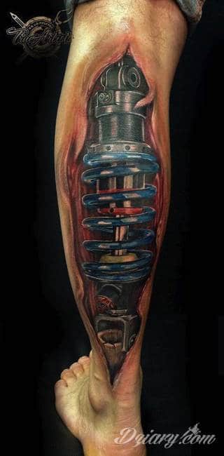 Tatuaże biomechaniczne tworzące swoisty przekrój człowieka. Rozbudzają wyobraźnię pokazując, że pod skórą kryją się nie tylko narządy, ale części mechaniczne. Tatuaże w takiej formie nawiązują trójwymiarem do wizji humanoida - ludzkiego robota. 