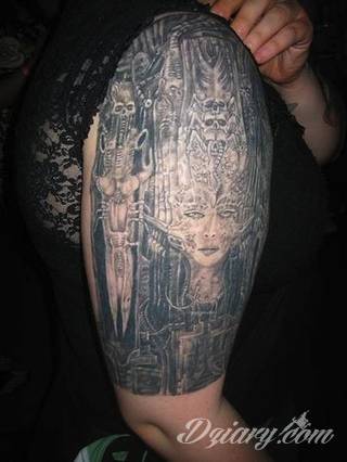 Tatuaże biomechaniczne tworzące swoisty przekrój człowieka. Rozbudzają wyobraźnię pokazując, że pod skórą kryją się nie tylko narządy, ale części mechaniczne. Tatuaże w takiej formie nawiązują trójwymiarem do wizji humanoida - ludzkiego robota. 