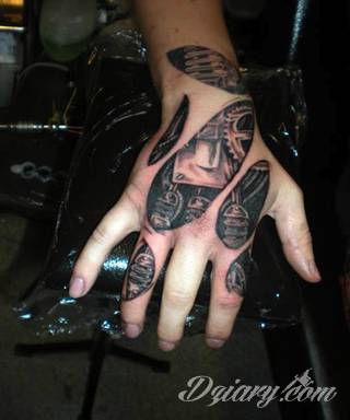 Tatuaże biomechaniczne tworzące swoisty przekrój człowieka. Rozbudzają wyobraźnię pokazując, że pod skórą kryją się nie tylko narządy, ale części mechaniczne. Tatuaże w takiej formie nawiązują trójwymiarem do wizji humanoida - ludzkiego robota. 