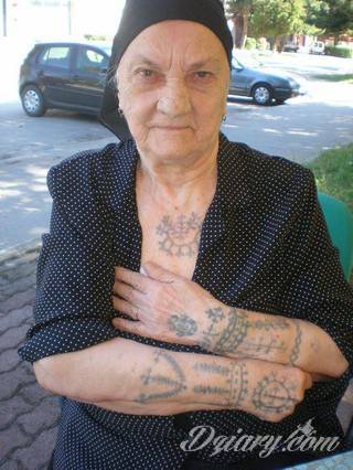 Tatuaże w formie blizny to nie tylko bezpośrednie ich odwzorowanie. Wyobraźnia idzie dalej - tworzy z blizny tatuaże niczym rozsuwane zamki do ludzkiego wnętrza. Propozycja dla tych, którzy szukają we wzorach niebanalności. 