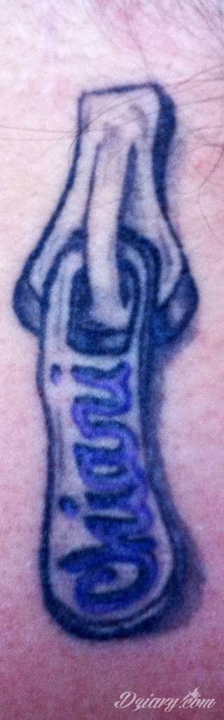 Tatuaże w formie blizny to nie tylko bezpośrednie ich odwzorowanie. Wyobraźnia idzie dalej - tworzy z blizny tatuaże niczym rozsuwane zamki do ludzkiego wnętrza. Propozycja dla tych, którzy szukają we wzorach niebanalności. 