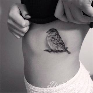 Tatuaże w formie blizny to nie tylko bezpośrednie ich odwzorowanie. Wyobraźnia idzie dalej - tworzy z blizny tatuaże niczym rozsuwane zamki do ludzkiego wnętrza. Propozycja dla tych, którzy szukają we wzorach niebanalności. 