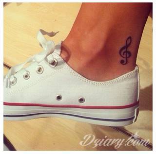 Tatuaże w formie blizny to nie tylko bezpośrednie ich odwzorowanie. Wyobraźnia idzie dalej - tworzy z blizny tatuaże niczym rozsuwane zamki do ludzkiego wnętrza. Propozycja dla tych, którzy szukają we wzorach niebanalności. 