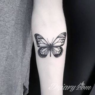 Tatuaże w formie blizny to nie tylko bezpośrednie ich odwzorowanie. Wyobraźnia idzie dalej - tworzy z blizny tatuaże niczym rozsuwane zamki do ludzkiego wnętrza. Propozycja dla tych, którzy szukają we wzorach niebanalności. 