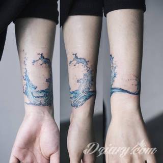 Tatuaże w formie blizny to nie tylko bezpośrednie ich odwzorowanie. Wyobraźnia idzie dalej - tworzy z blizny tatuaże niczym rozsuwane zamki do ludzkiego wnętrza. Propozycja dla tych, którzy szukają we wzorach niebanalności. 