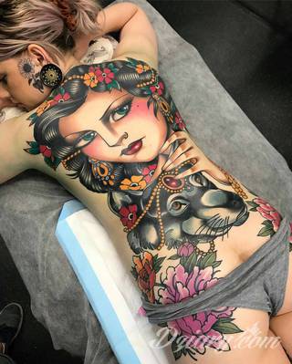 Tatuaże w formie blizny to nie tylko bezpośrednie ich odwzorowanie. Wyobraźnia idzie dalej - tworzy z blizny tatuaże niczym rozsuwane zamki do ludzkiego wnętrza. Propozycja dla tych, którzy szukają we wzorach niebanalności. 